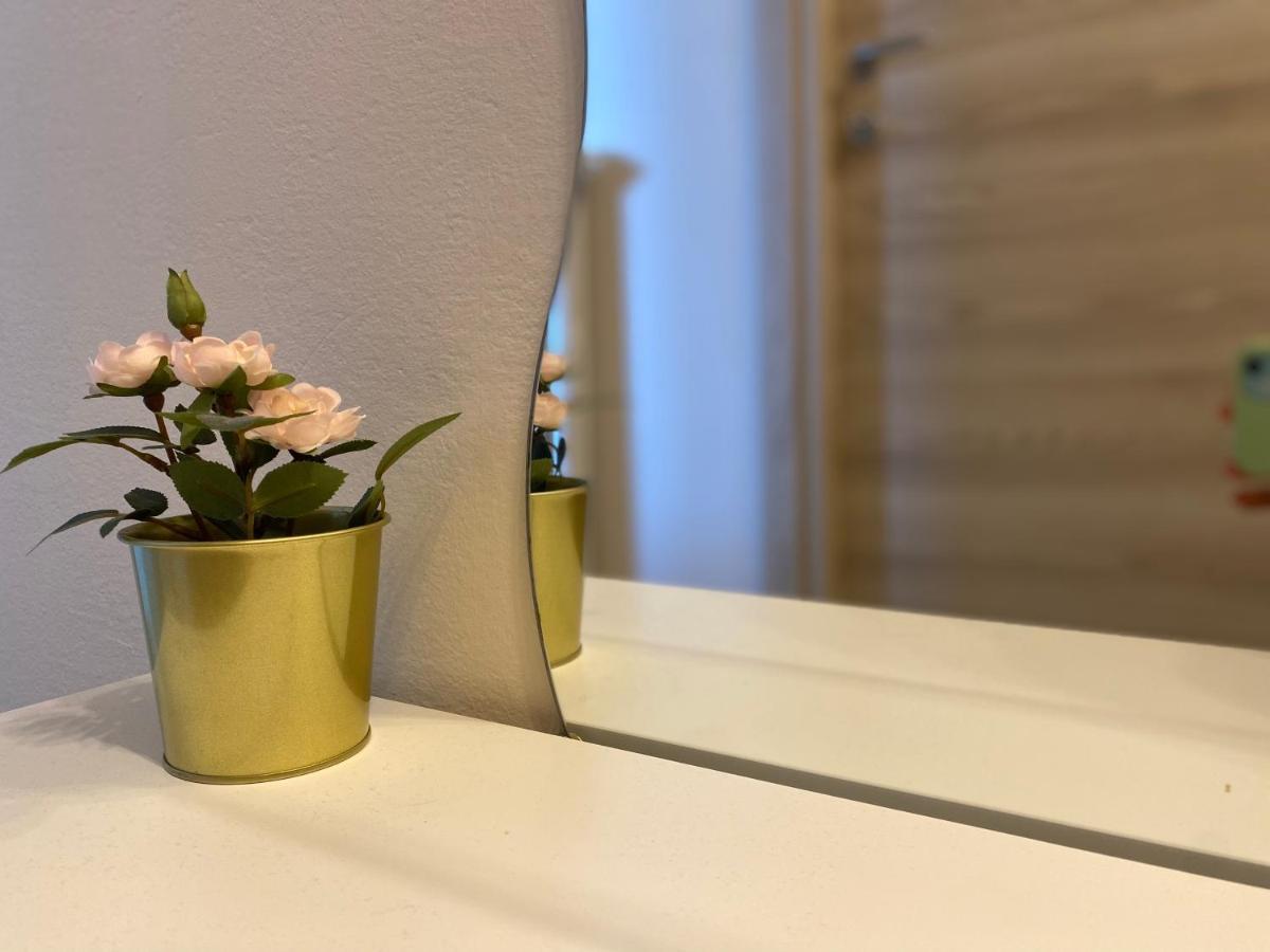 Flowers & Garden Apartment Con Vista Lago Манерба-дель-Гарда Экстерьер фото