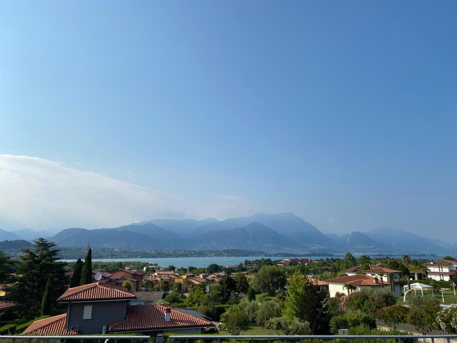 Flowers & Garden Apartment Con Vista Lago Манерба-дель-Гарда Экстерьер фото