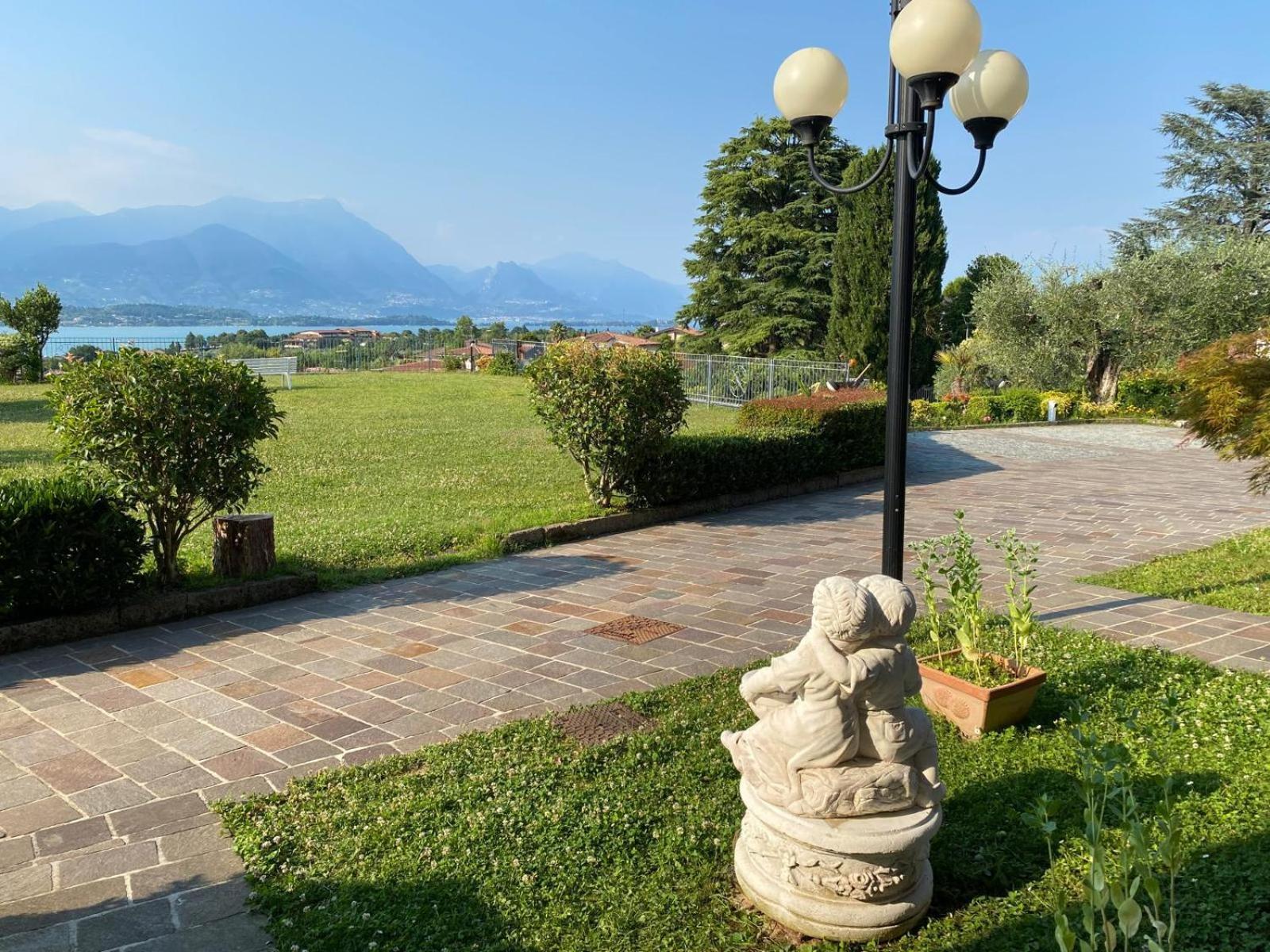 Flowers & Garden Apartment Con Vista Lago Манерба-дель-Гарда Экстерьер фото